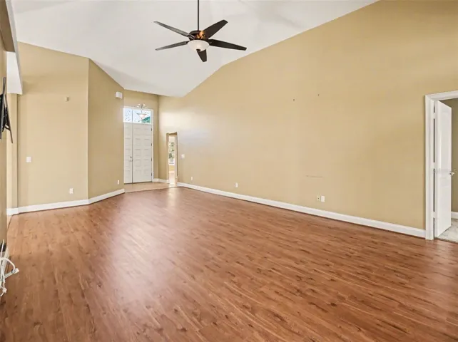 Huge open living room w/vaulted ceiling