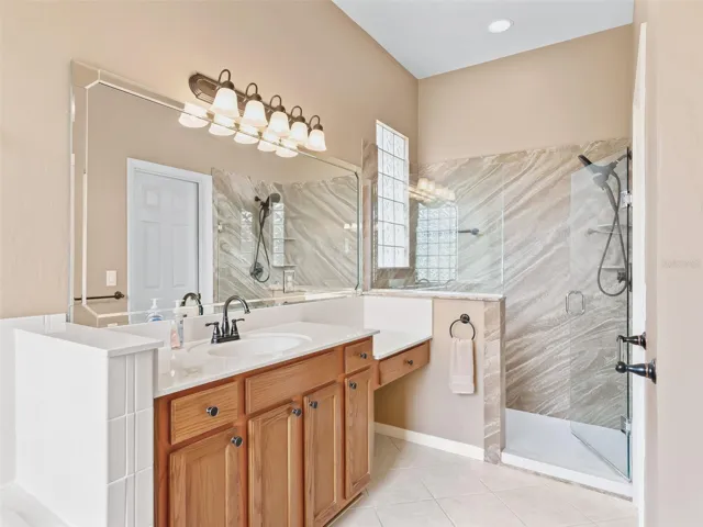 En Suite w/Walk in Shower