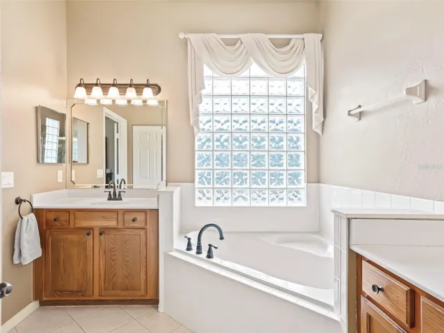 En Suite w/Large Soaking Tub