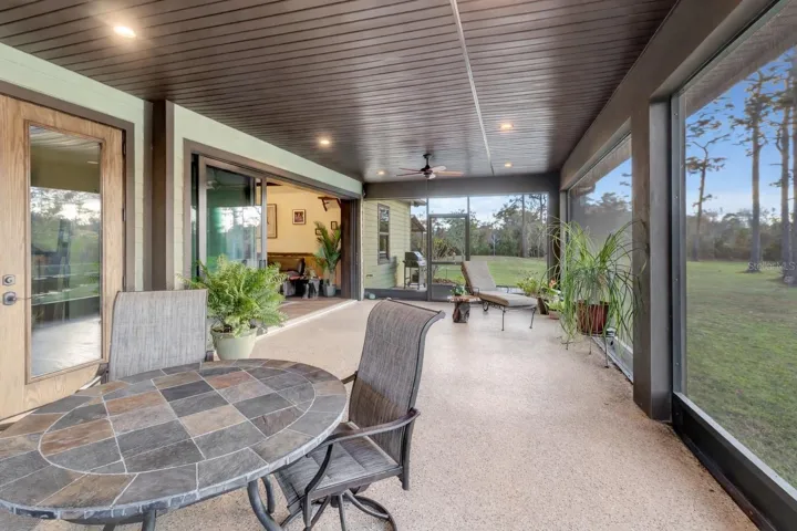 Rear Screened Lanai