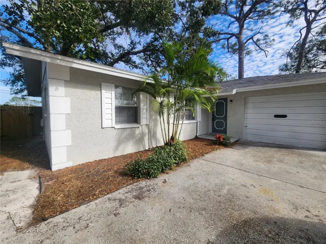 Welcome to 12909 83rd Av Seminole 4 bed / 2 bath