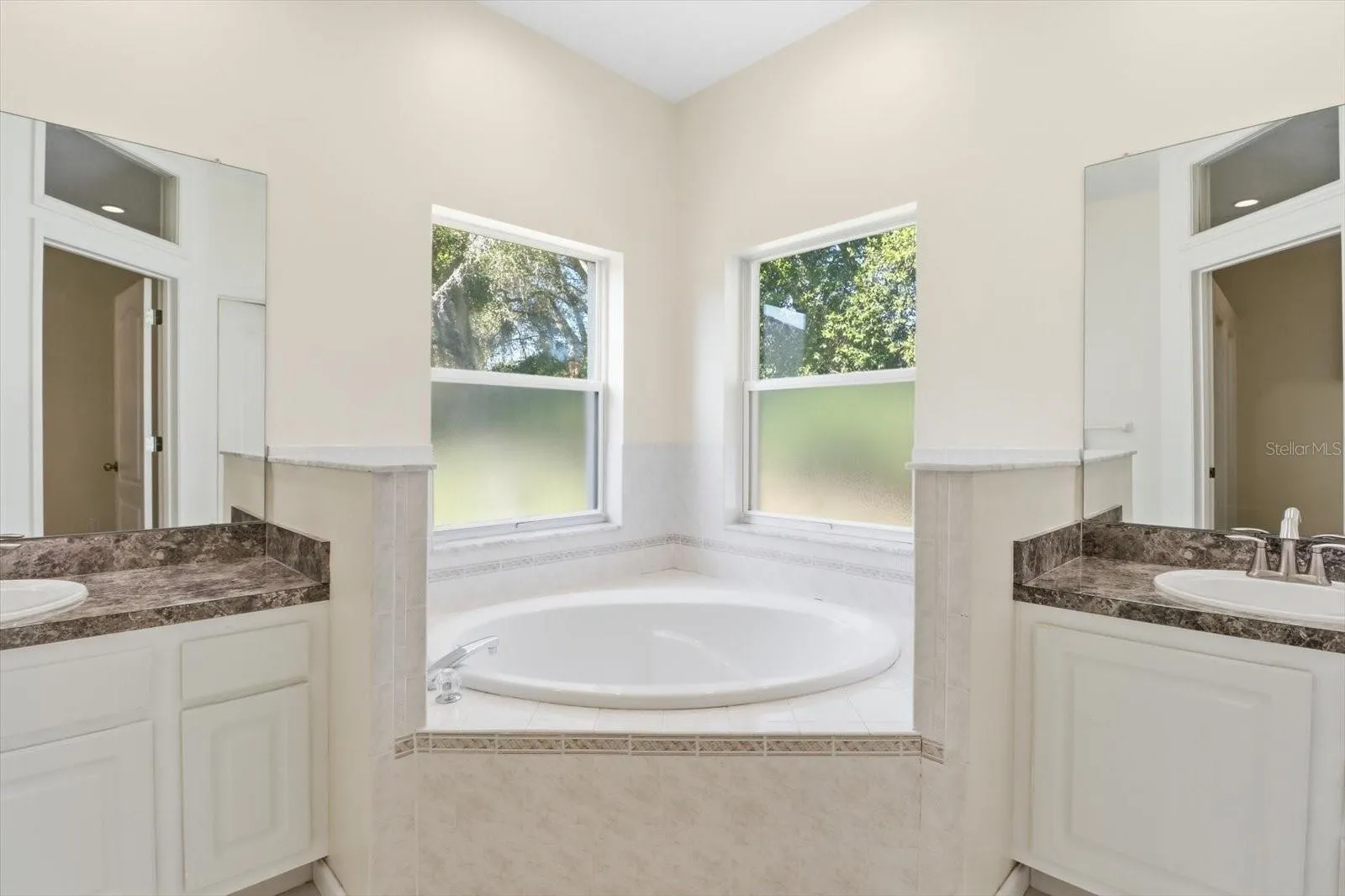 Master Bathroom w/ Dual Sinks, Linen Closet, Separate Soak Tub & Tiled Shower