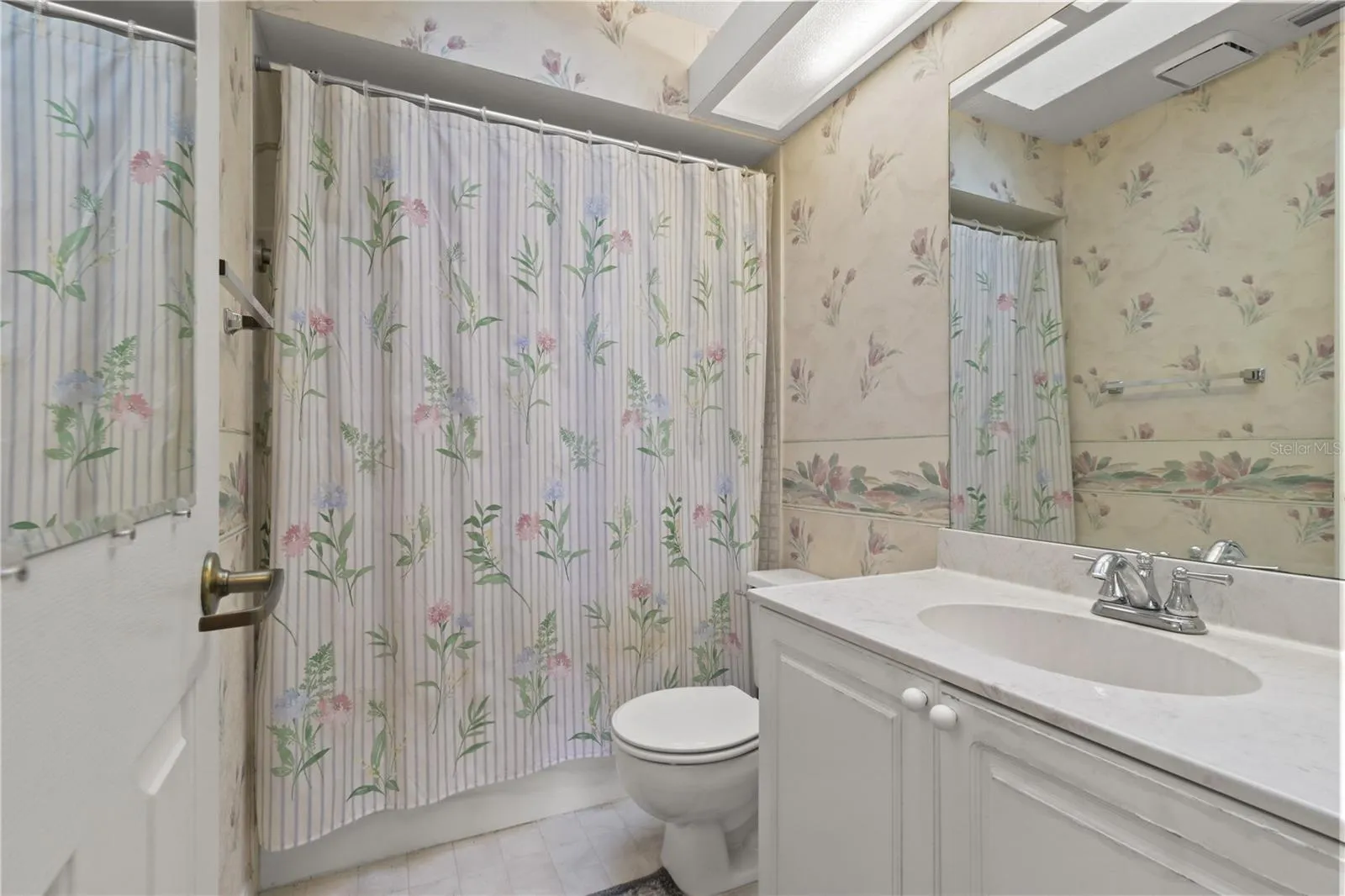 Guest Full Bathroom