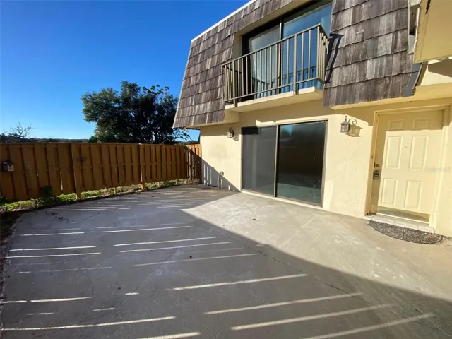 Private courtyard with access from both the livingroom and the kitchen