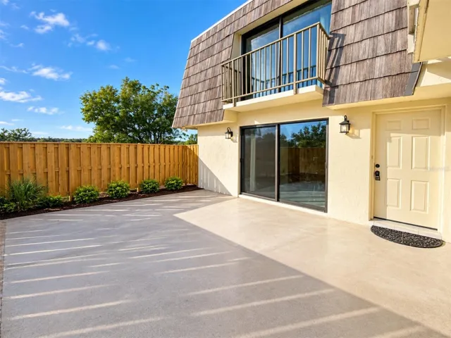 Private courtyard with access from both the livingroom and the kitchen