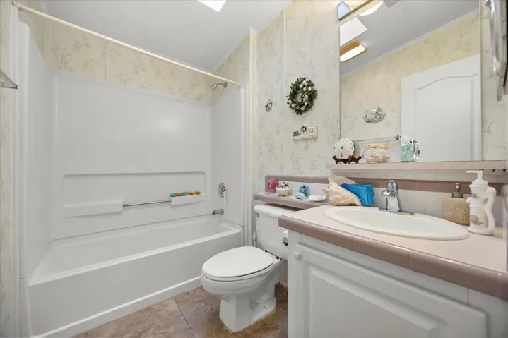 Bath #2 with Tub/Shower 5x8