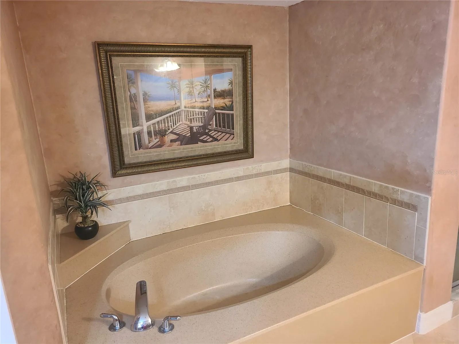 PRIMARY SUITE GARDEN TUB