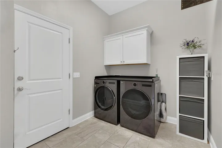 Laundry room off 3 car garage