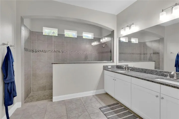 Dual Sinks in Primary Bath