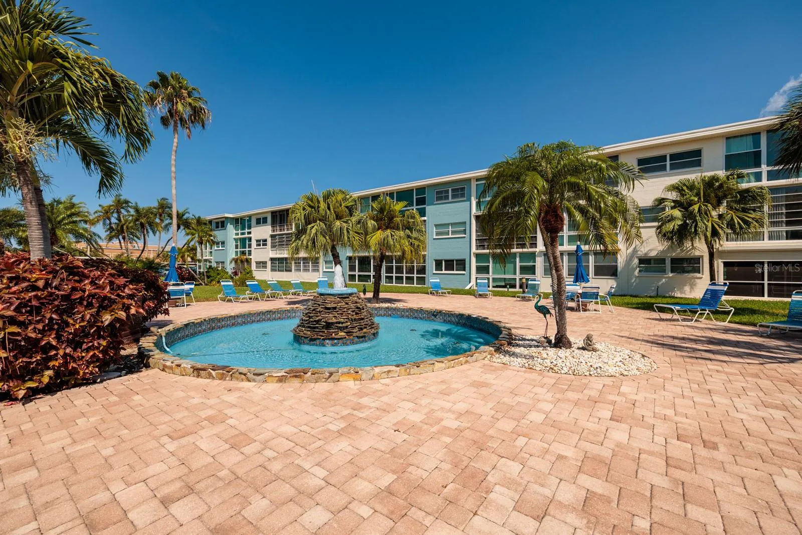 Fountain &amp; Sun deck.