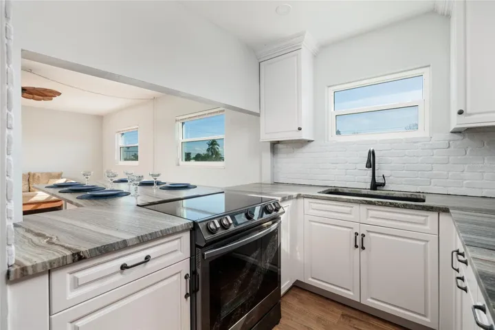Kitchen w/convection over, granite counters.