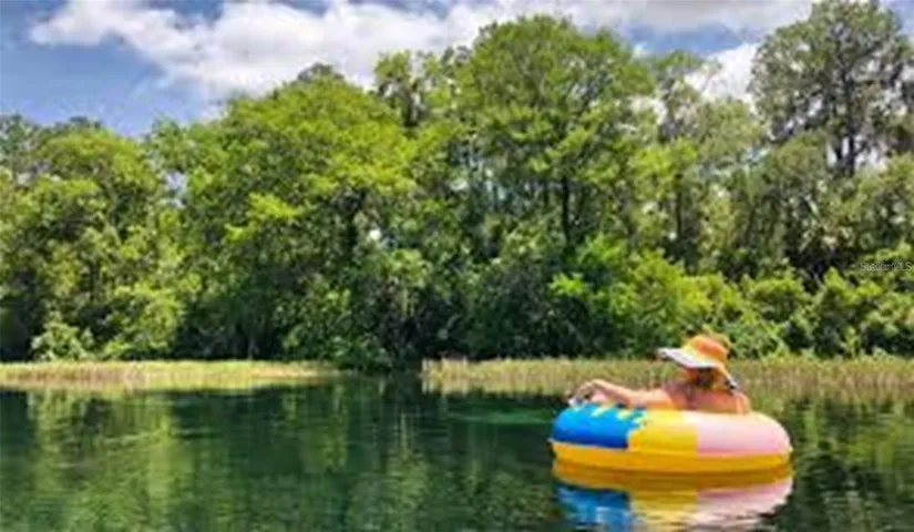 Tubing down Rainbow River