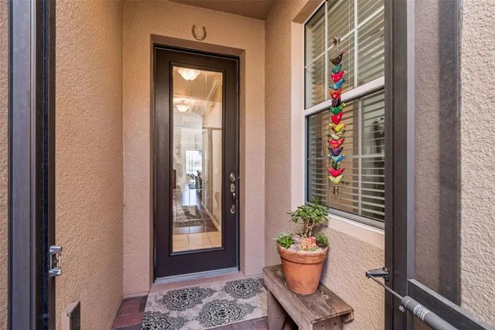 Screened front entryway