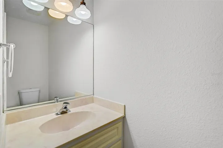 Hall/Pool 1/2 bath