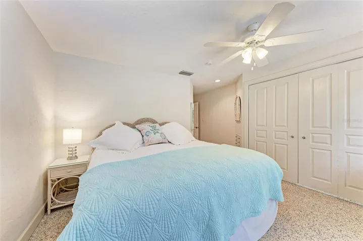 King bed in Main bedroom with Walk-in Closet