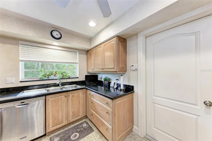 Kitchen/ granite counters