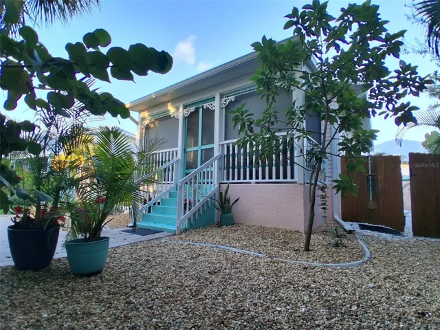 Seasonal Key West Coastal Cottage in Historic Punta Gorda