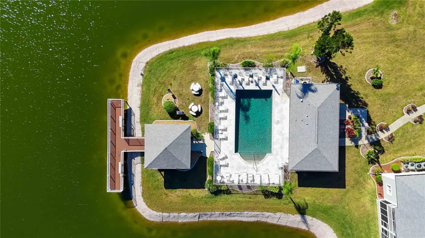 2 Com Pool/Dock