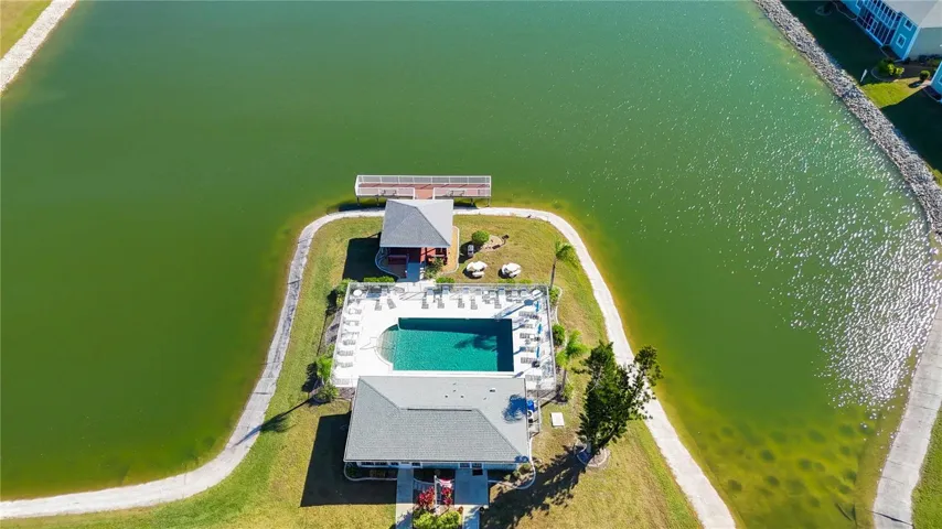 1 Com Pool/Dock