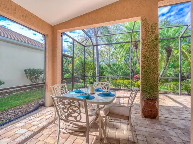Covered Eating Area in Lanai