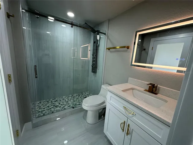 Bedroom #3's ensuite bathroom.
