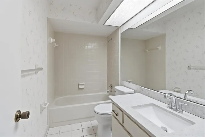 2nd BR or Guest Bathroom Tub/shower