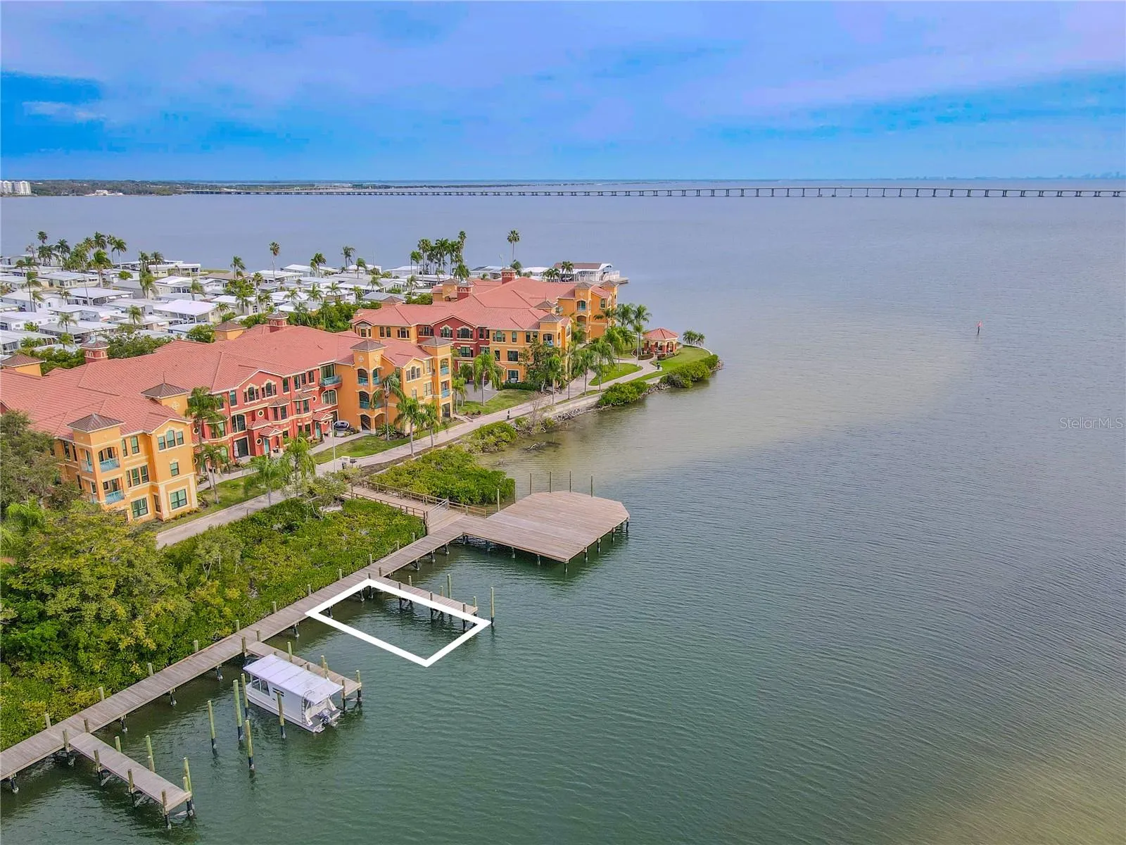 This condo includes one of the larger boat slips, B60, measuring 20ft wide and capable of accommodate a boat up to 50ft with convenient access to Old Tampa Bay.
