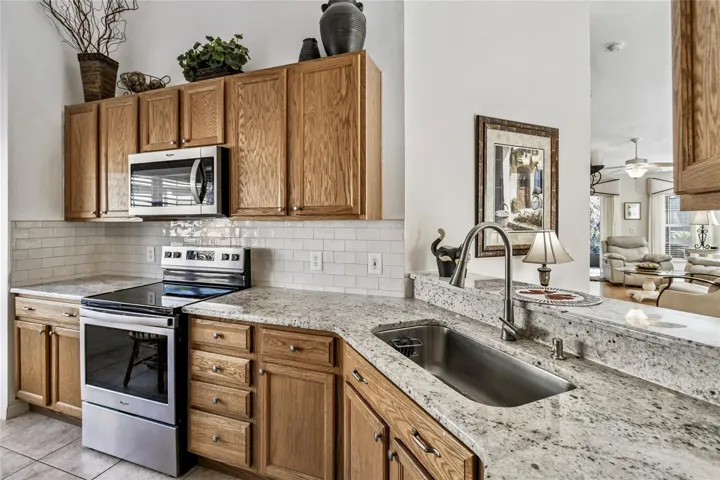 SUBWAY TILE BACKSPLASH
