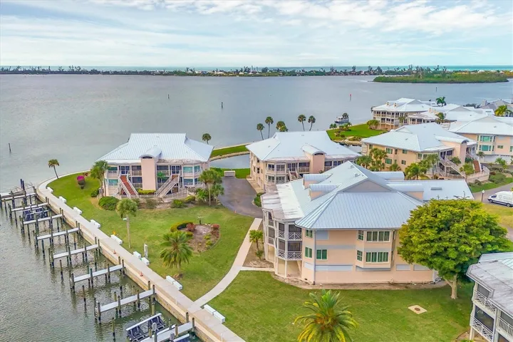 Building 21 is situated directly on the entrance to the marina & Intracoastal
