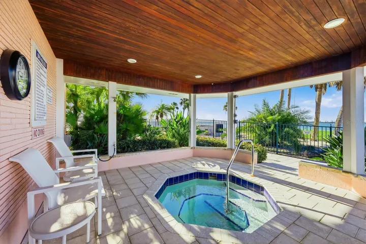 Outdoor spa/jacuzzi