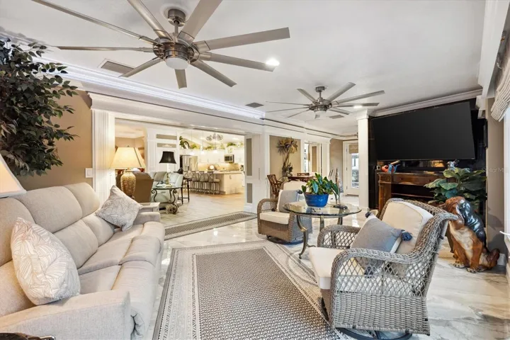 PORCELAIN TILE FLOOR*CROWN MOLDING*UPGRADED CEILING FANS