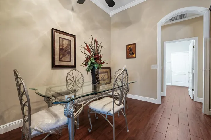 Eat in kitchen/dining area