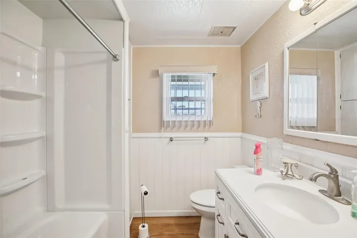 Secondary bathroom.