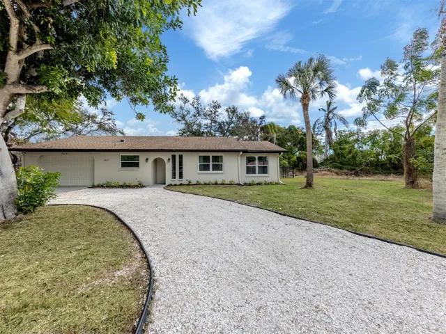 Adjoining vacant lot included with property