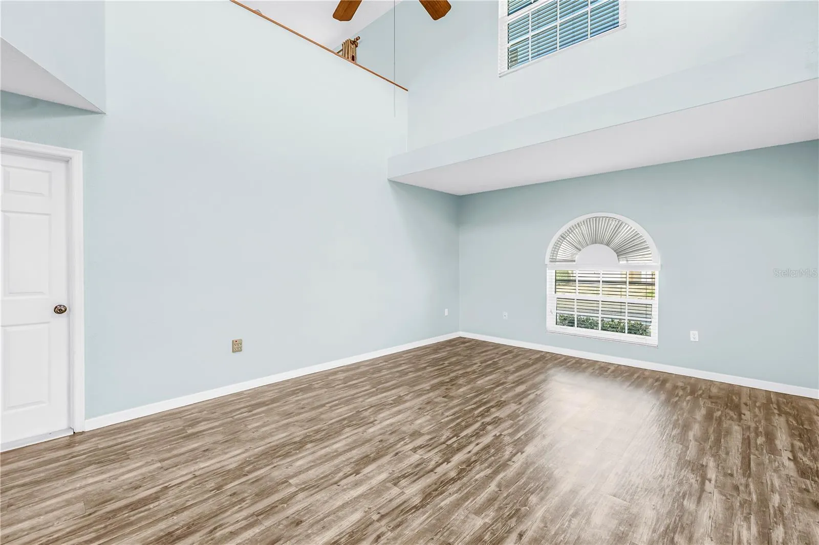 Liiving Room -Vaulted Ceilings