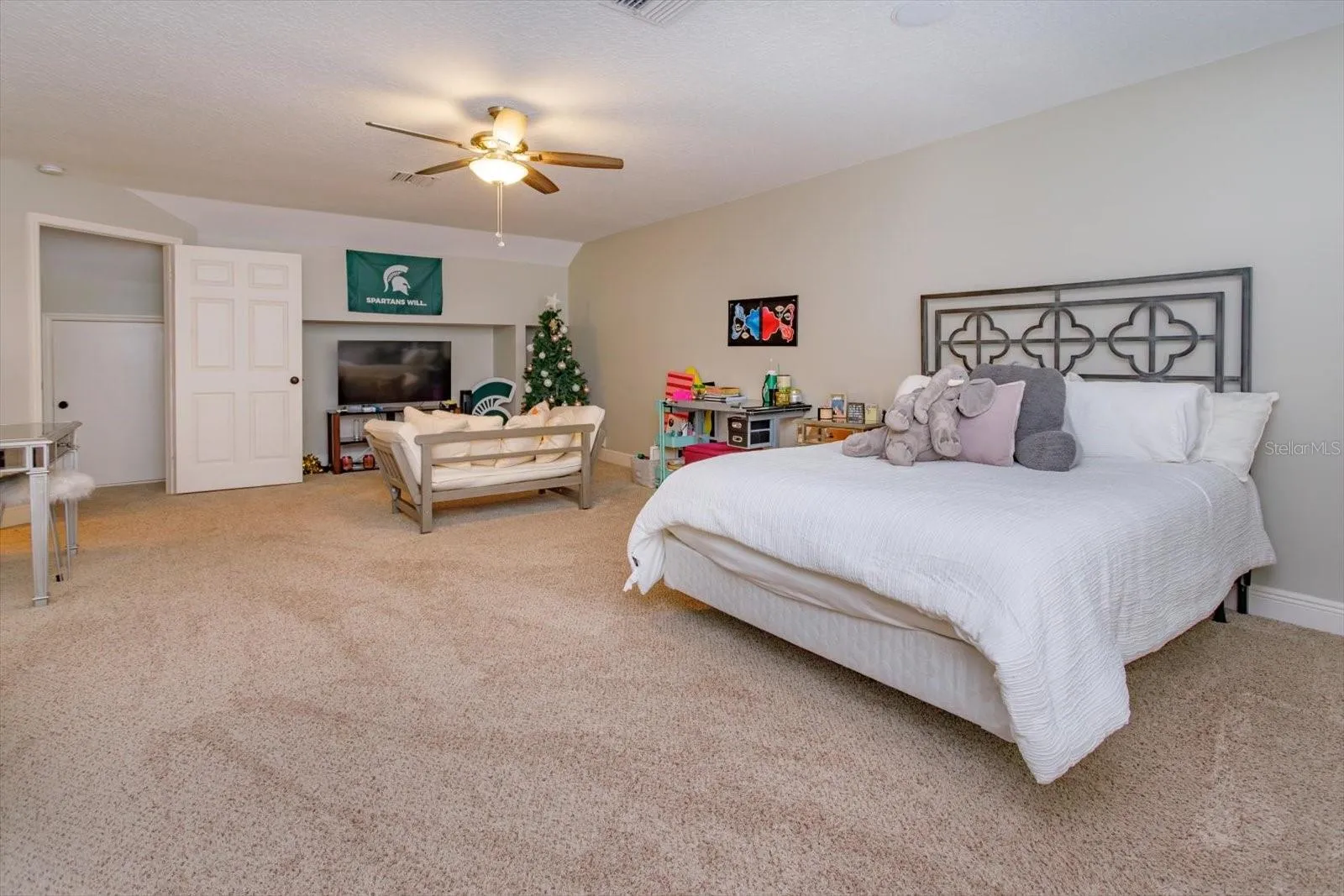 upstairs BR/bonus room