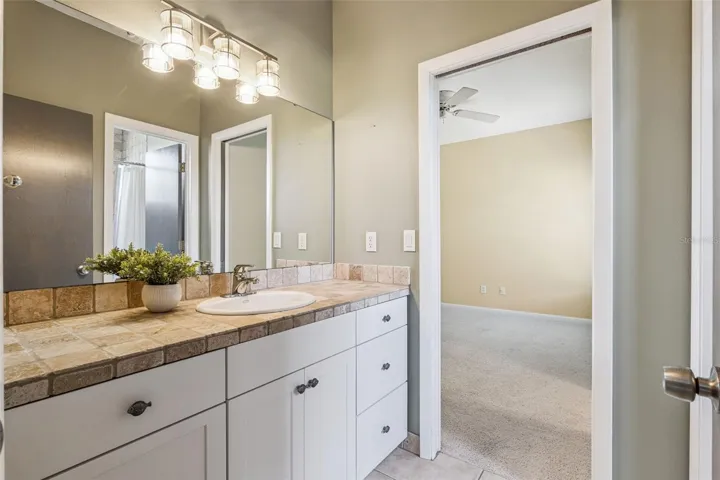 Jack 'n Jill bath upstairs