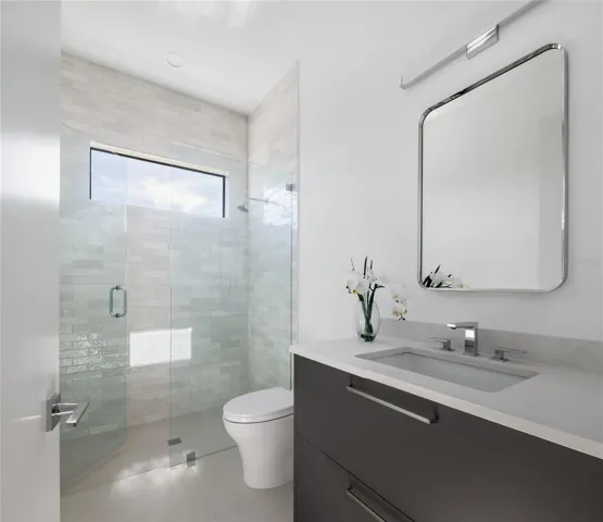 Guest bathroom with contemporary design