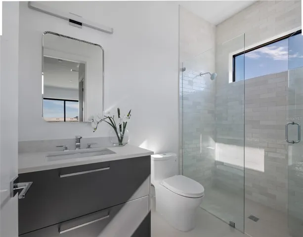Guest bathroom with modern finishes