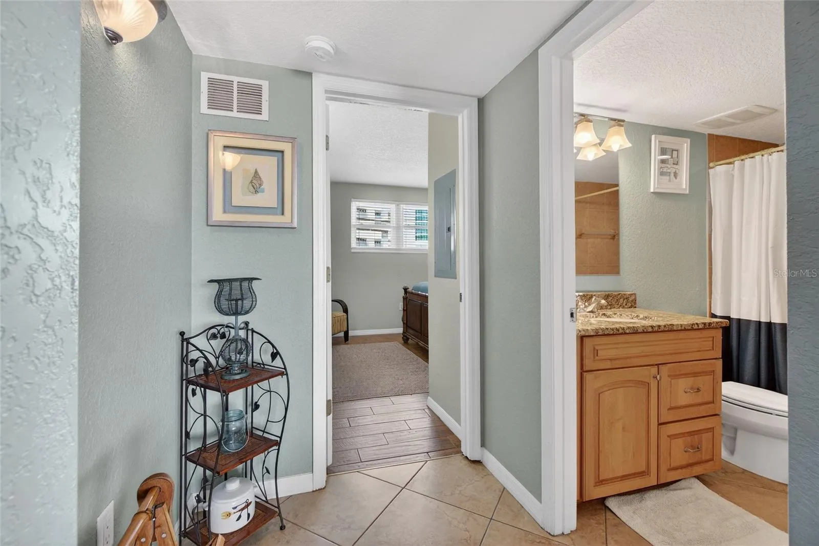 hallway to bedroom 1 / bathroom 1
