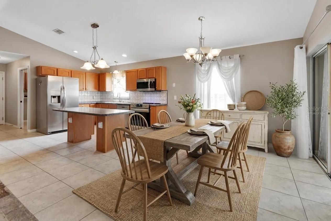 VIRTUALLY STAGED DINING ROOM