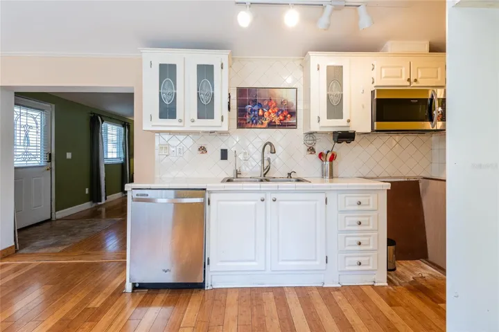 Beaufiful cabinetry, dishwasher and stainless sink - no range
