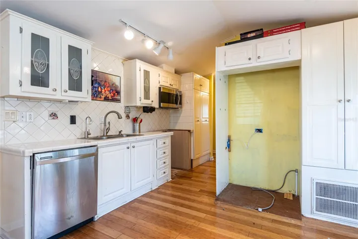 Range and refrigerator do not convey.
