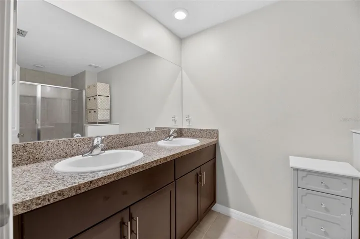 Double sinks primary bath