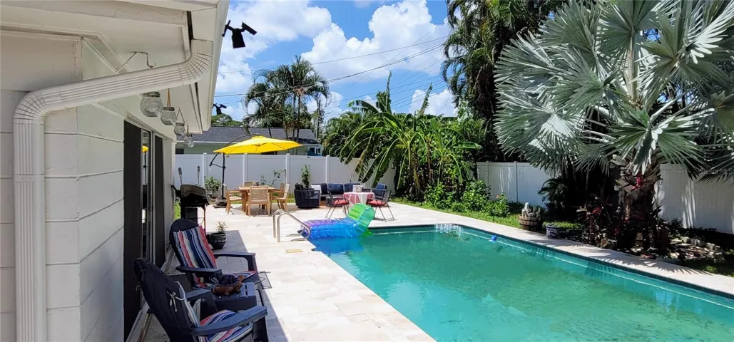 Spacious back yard with Pool