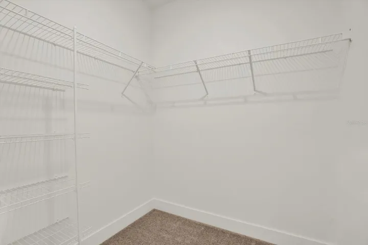 WALK IN CLOSET