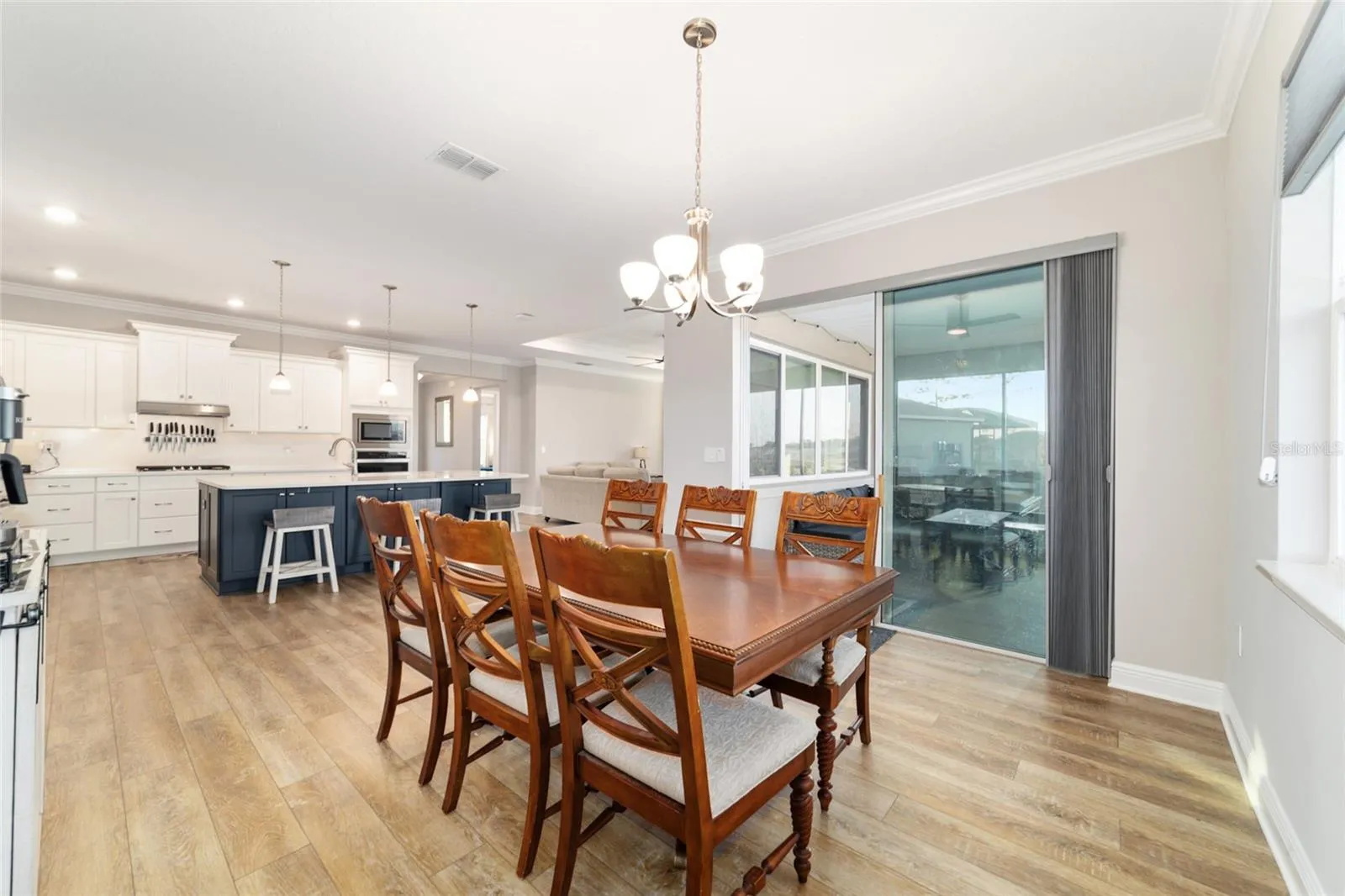Sliding doors to the lanai