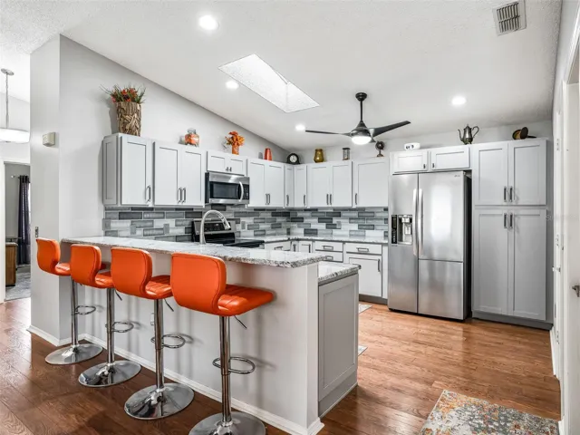 Fully UPGRADED U-Shaped KITCHEN with SKYLIGHT