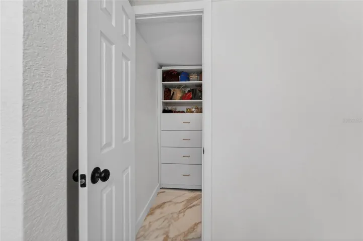 WALK-IN CLOSET