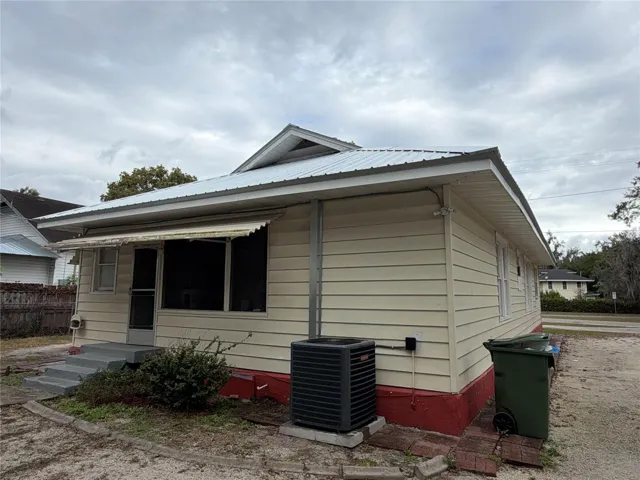Back of home *main unit 4bed 2/ bath